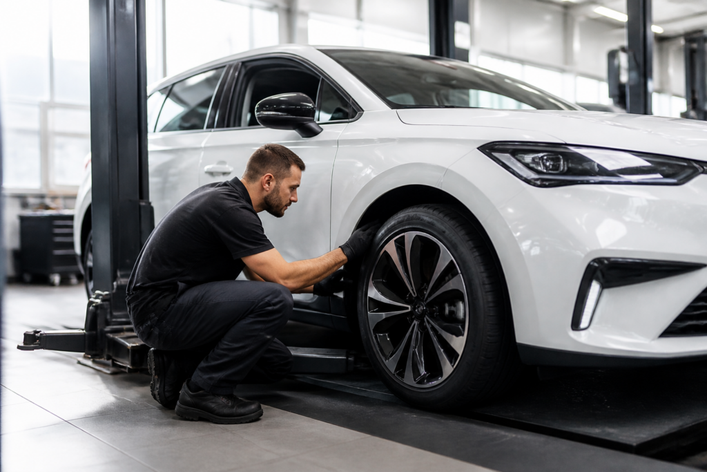 Technicien réalisant le premier contrôle technique d'une voiture neuve dans un atelier moderne