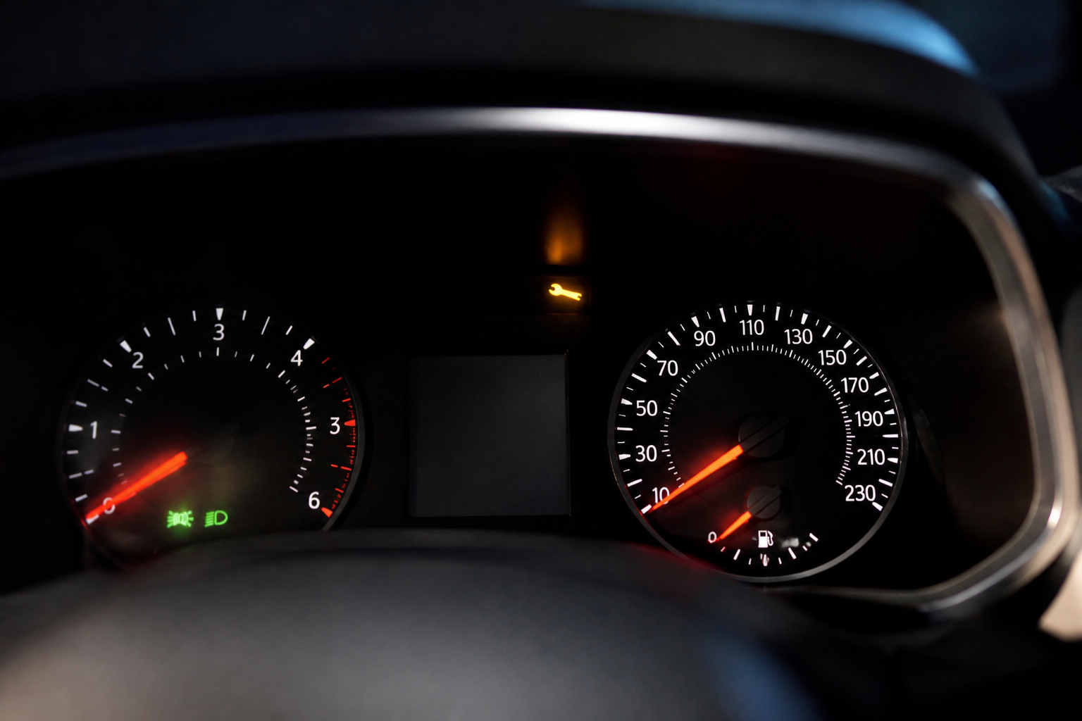 Tableau de bord de voiture avec témoin de contrôle technique