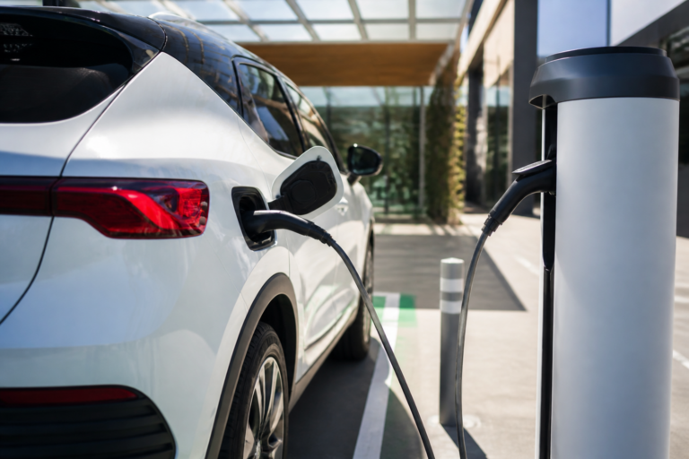 Voiture électrique en recharge sur borne publique gratuite
