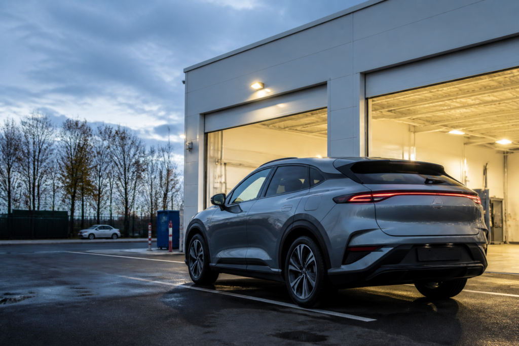 Voiture électrique BYD devant un centre de contrôle technique