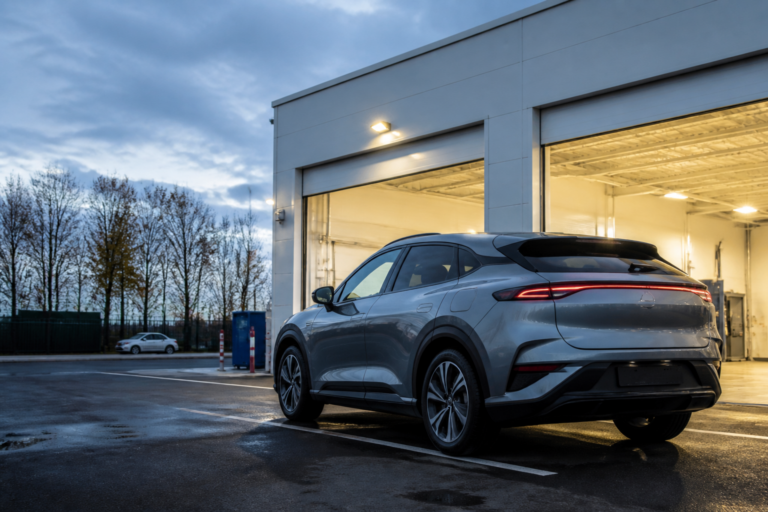 Voiture électrique BYD devant un centre de contrôle technique