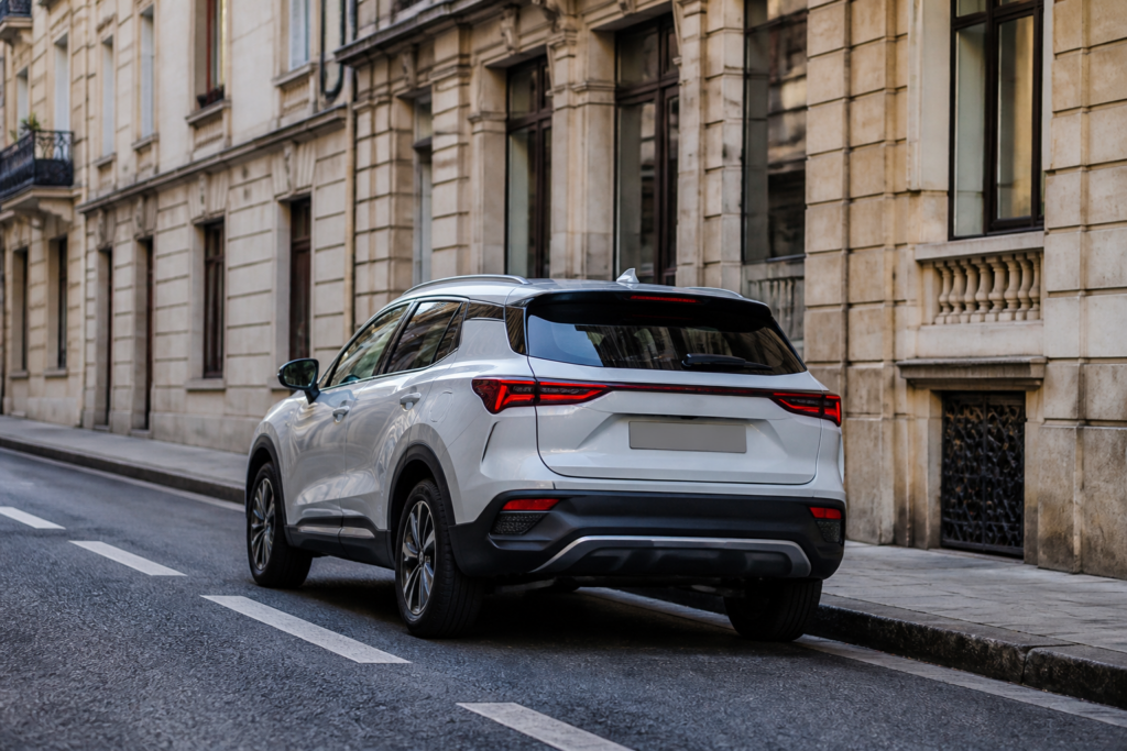 SUV hybride moderne garé sur route urbaine en France