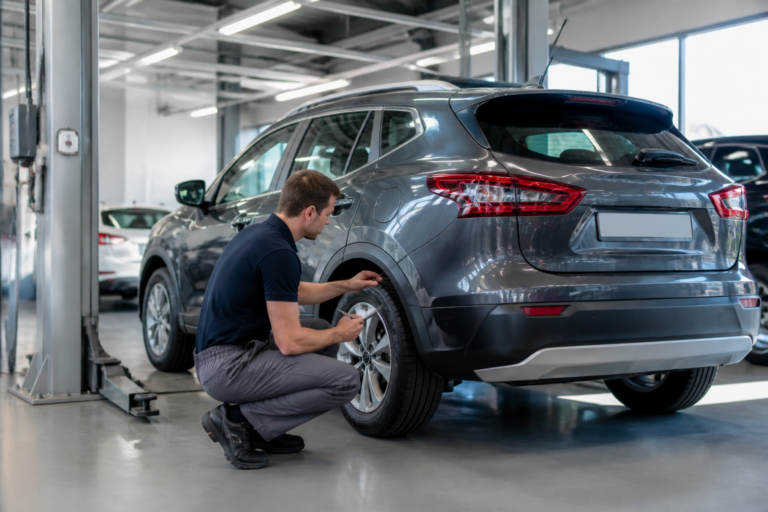 Contrôle et inspection d'une voiture d'occasion dans un atelier automobile