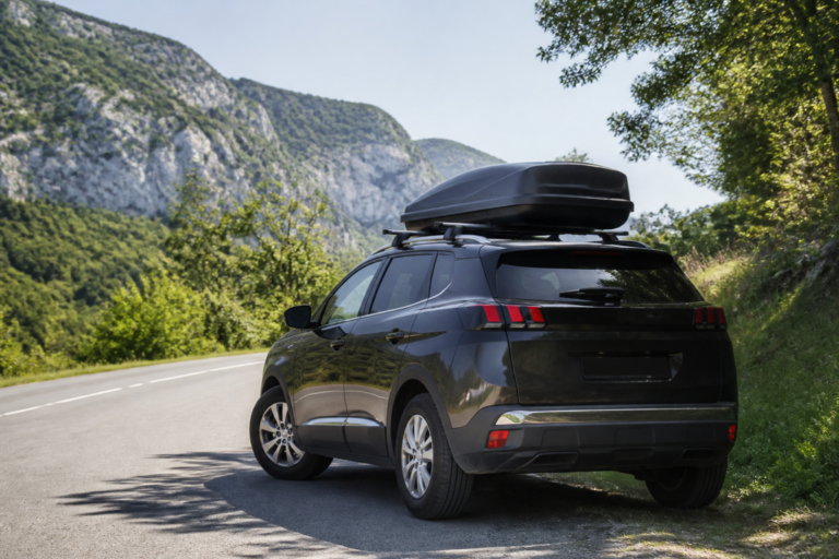 Coffre de toit Decathlon installé sur voiture