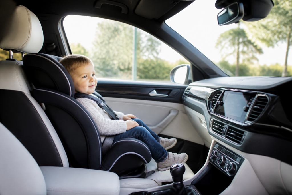 Siège auto enfant installé à l'avant d'une voiture avec airbag désactivé