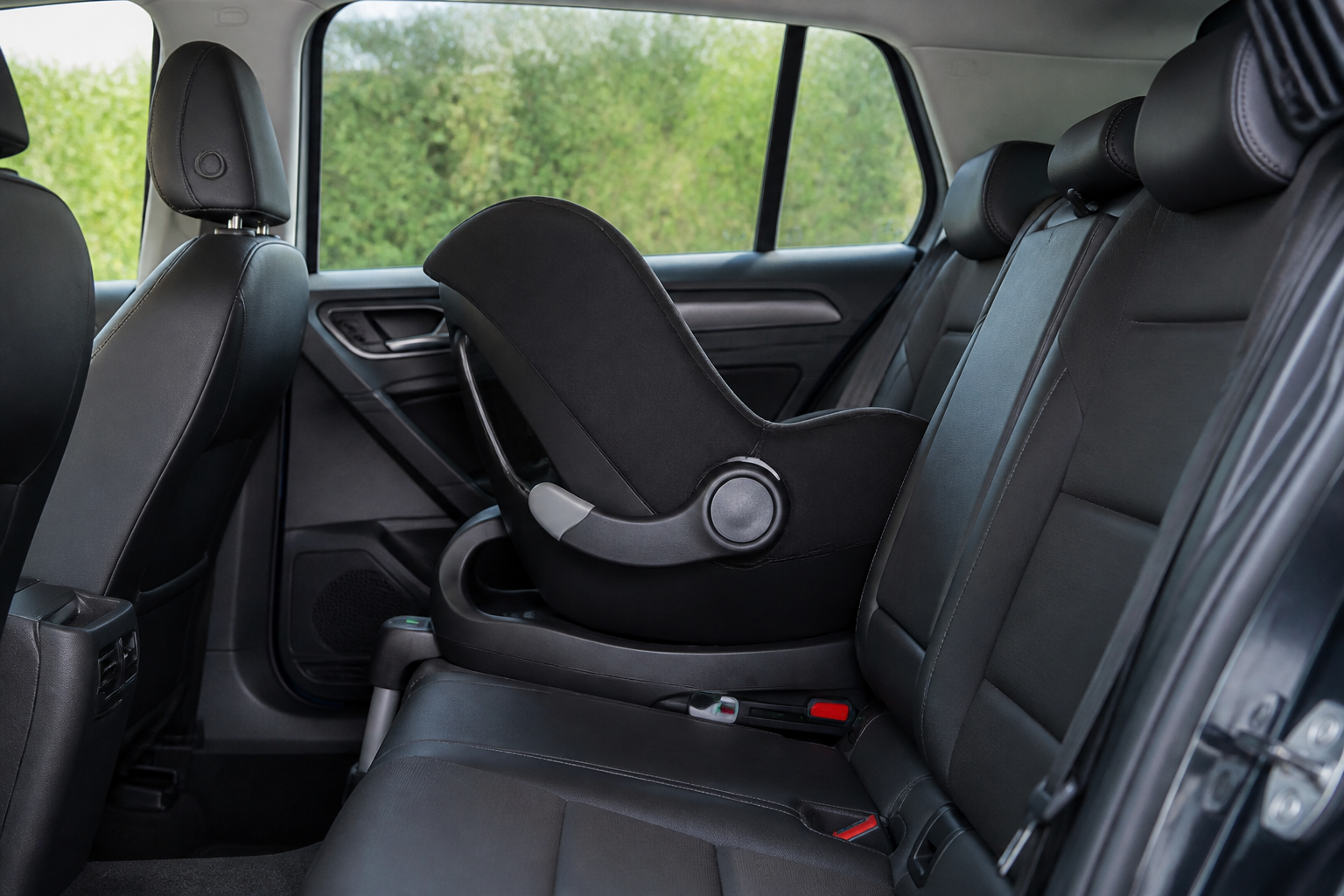 Siège auto dos à la route fixé avec Isofix sur banquette arrière