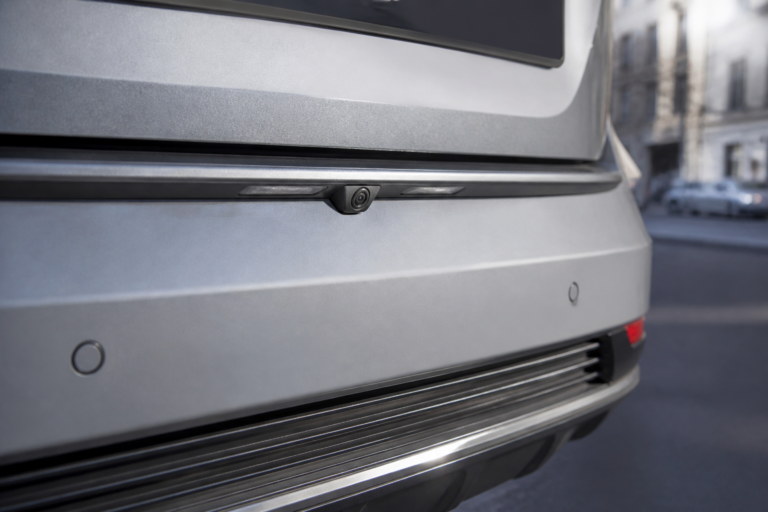 Caméra de recul fixée à l'arrière d'une voiture moderne