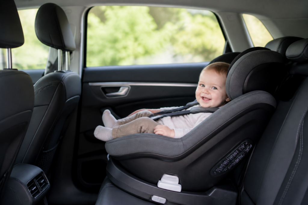 Enfant d’un an dans un siège auto groupe 1 dos à la route