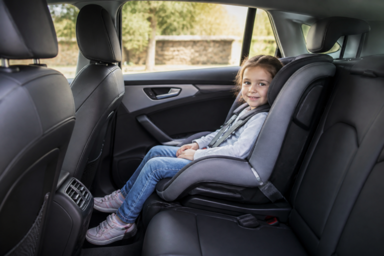 Siège auto enfant moderne installé dans une voiture