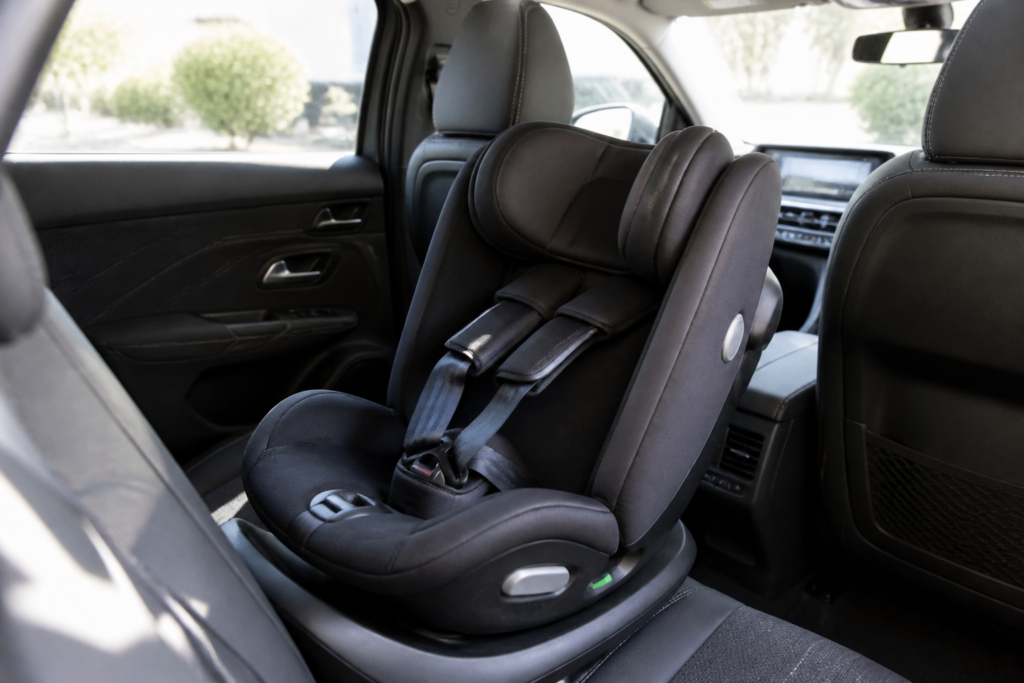 Siège auto enfant moderne installé dans une voiture familiale