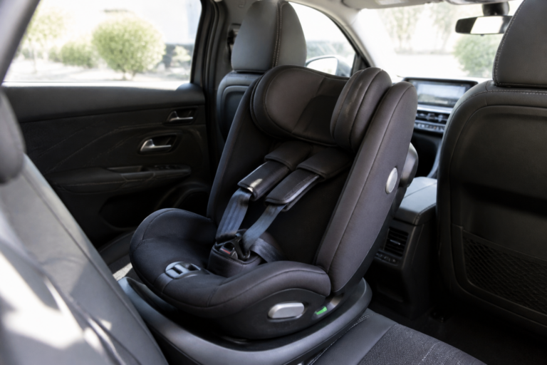 Siège auto enfant moderne installé dans une voiture familiale