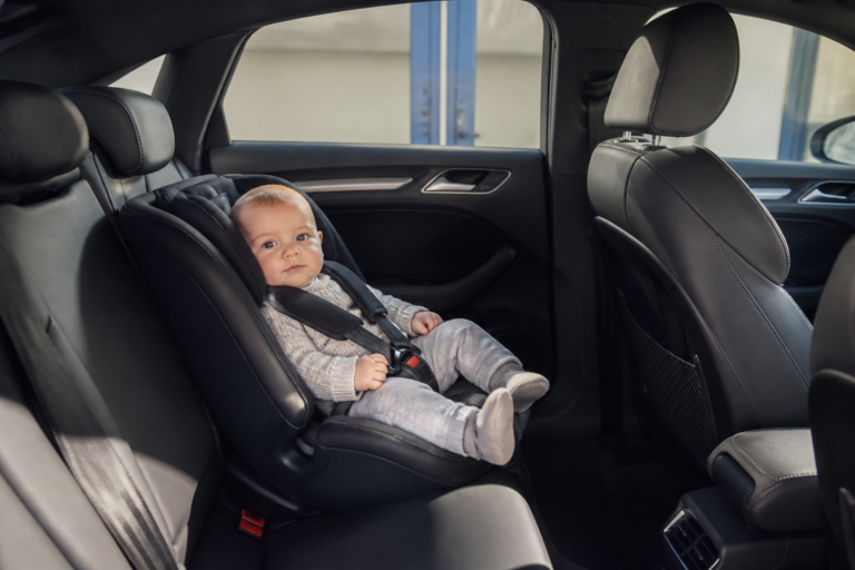 Siège auto bébé sécurisé installé dans une voiture