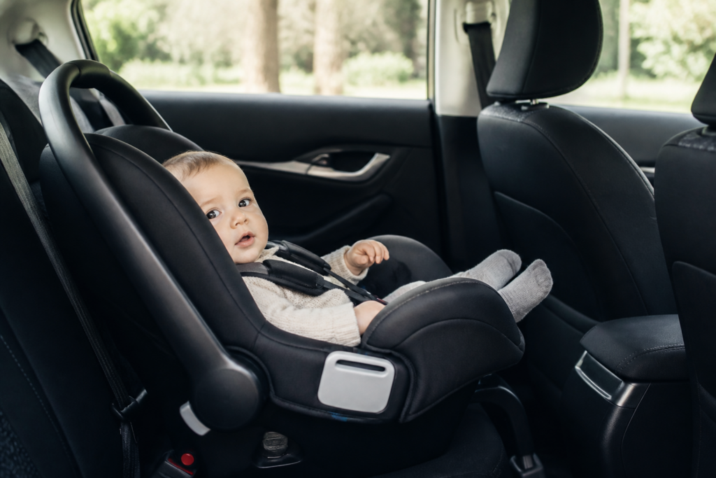 Bébé 1 an dans un siège auto dos à la route sécurisé