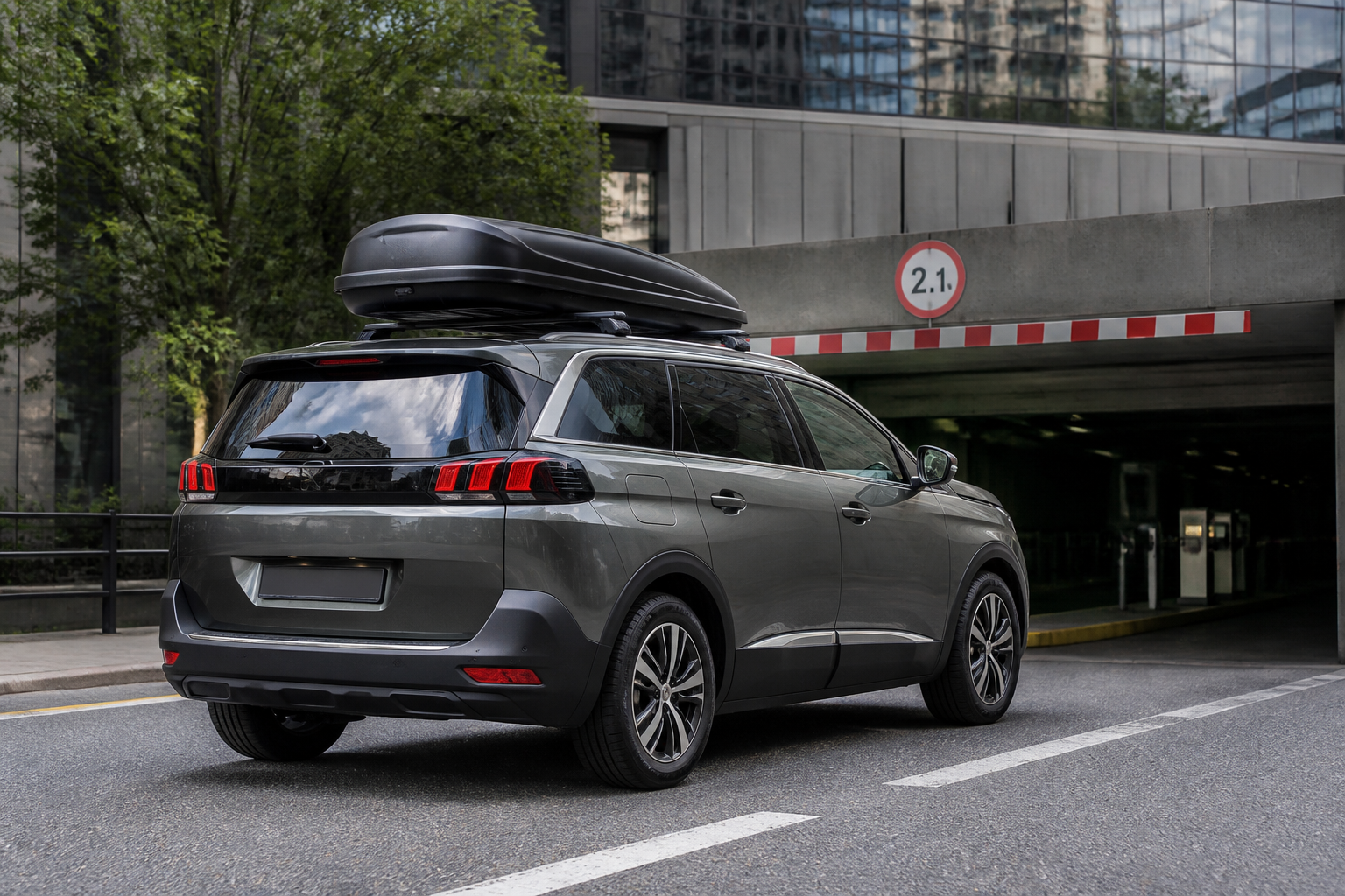 Peugeot 5008 avec coffre de toit et panneau hauteur parking
