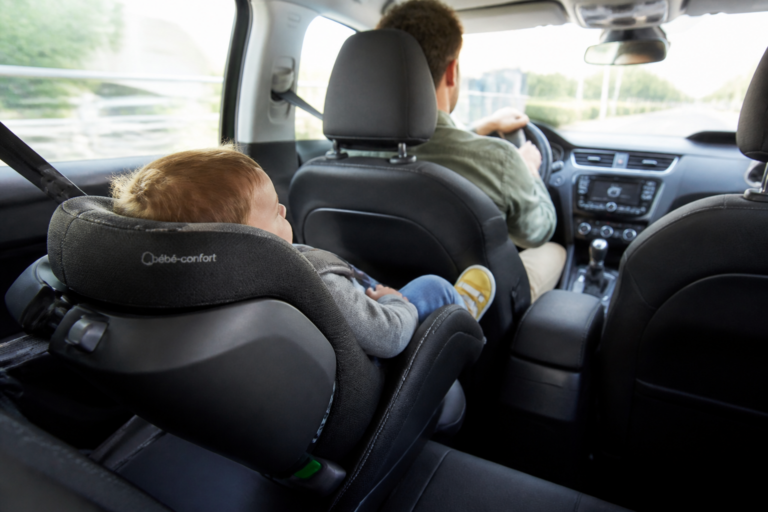 Siège auto Bébé Confort Iséo installé dans une voiture