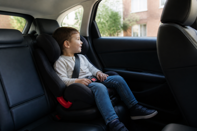 Siège auto enfant correctement installé avec ceinture de sécurité