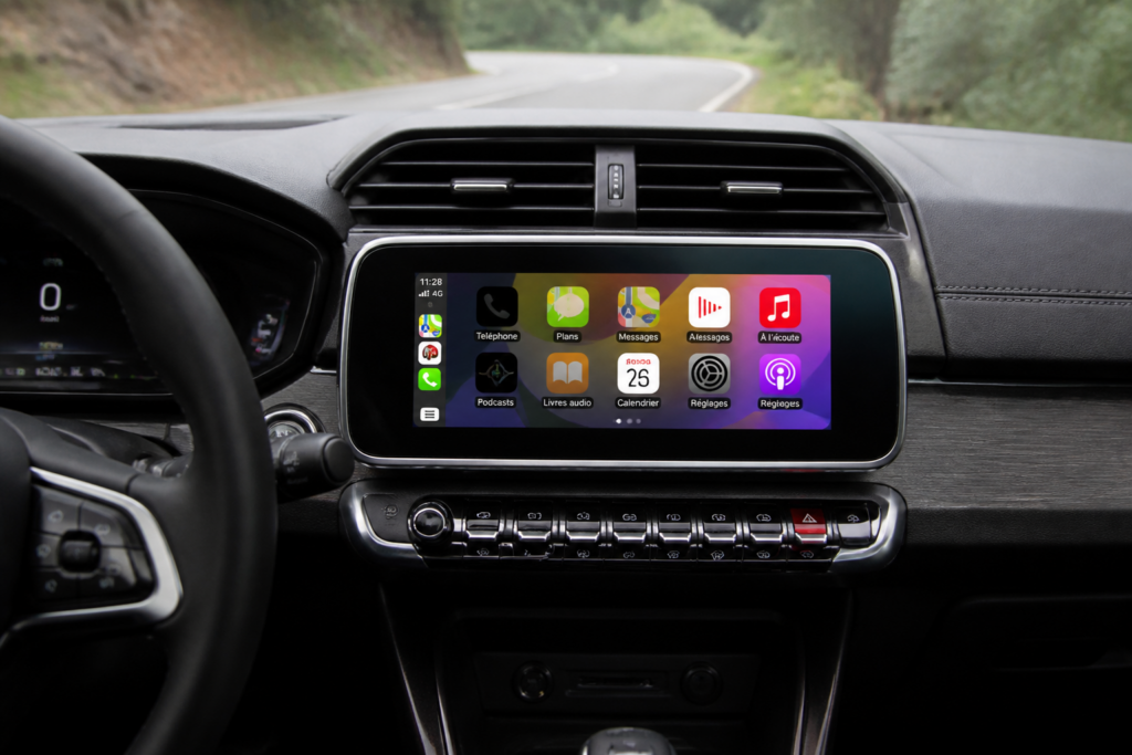 Tableau de bord moderne avec interface CarPlay active