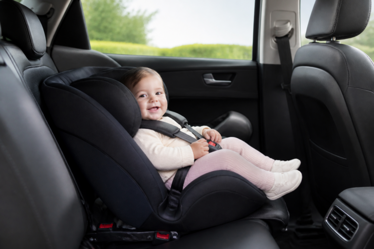 Siège auto bébé installé dans une voiture moderne