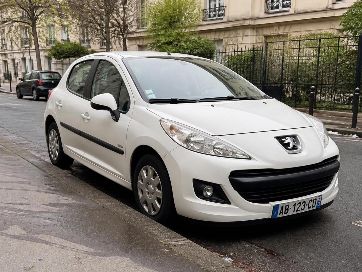 découvrez quelles voitures choisir à 2000 € adaptées aux jeunes conducteurs, alliant budget limité et sécurité pour bien débuter sur la route.