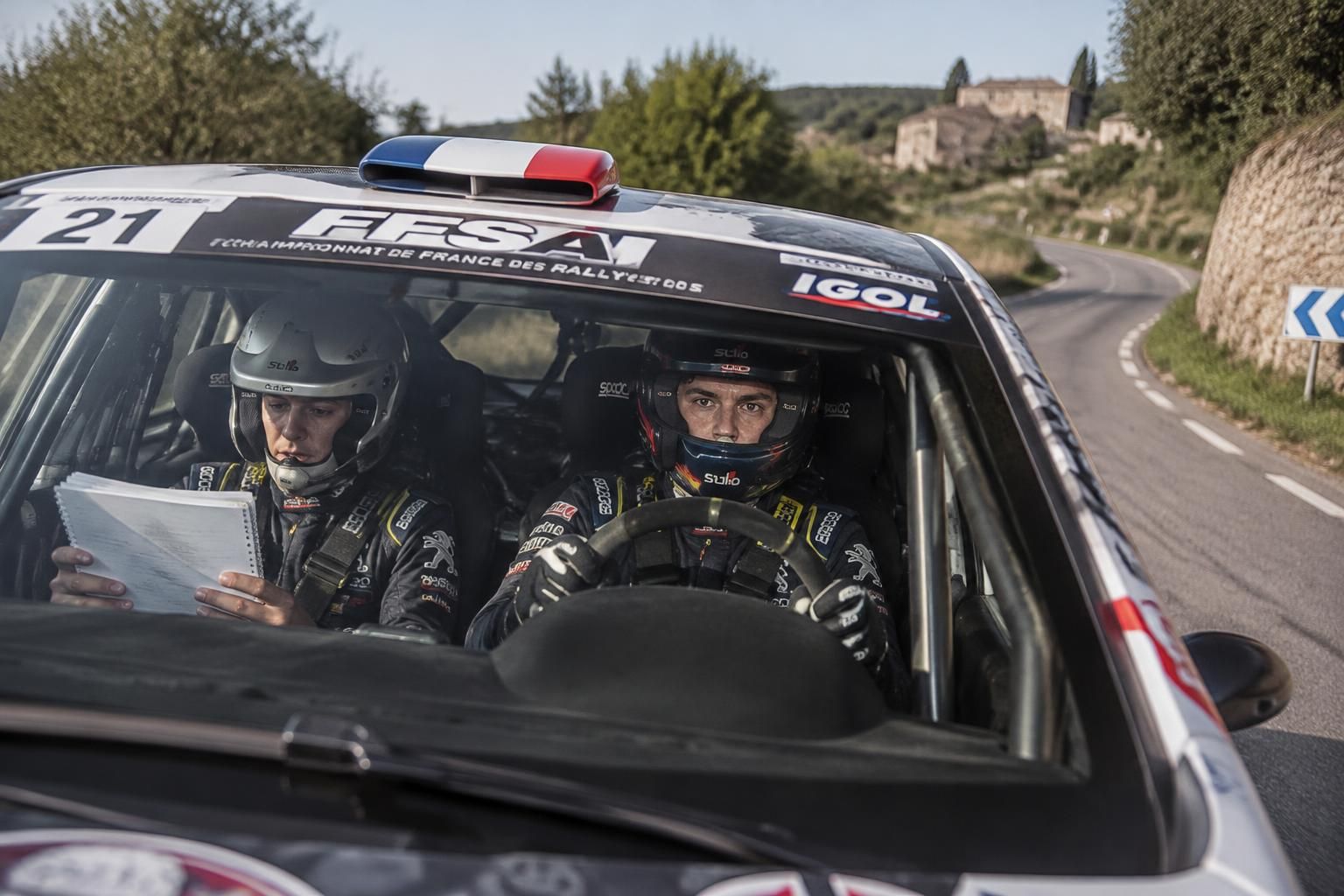 découvrez le fonctionnement d’un rallye automobile, ses étapes clés et les compétences de pilotage, de navigation et de maîtrise nécessaires aux équipages.