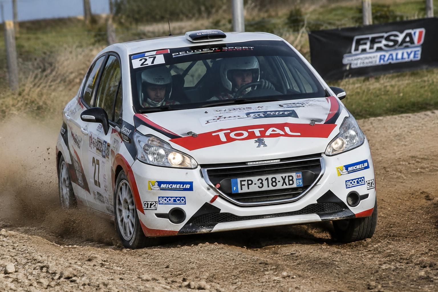 découvrez le fonctionnement d’un rallye automobile, ses étapes et les compétences indispensables aux pilotes : maîtrise, précision, endurance et esprit d’équipe.