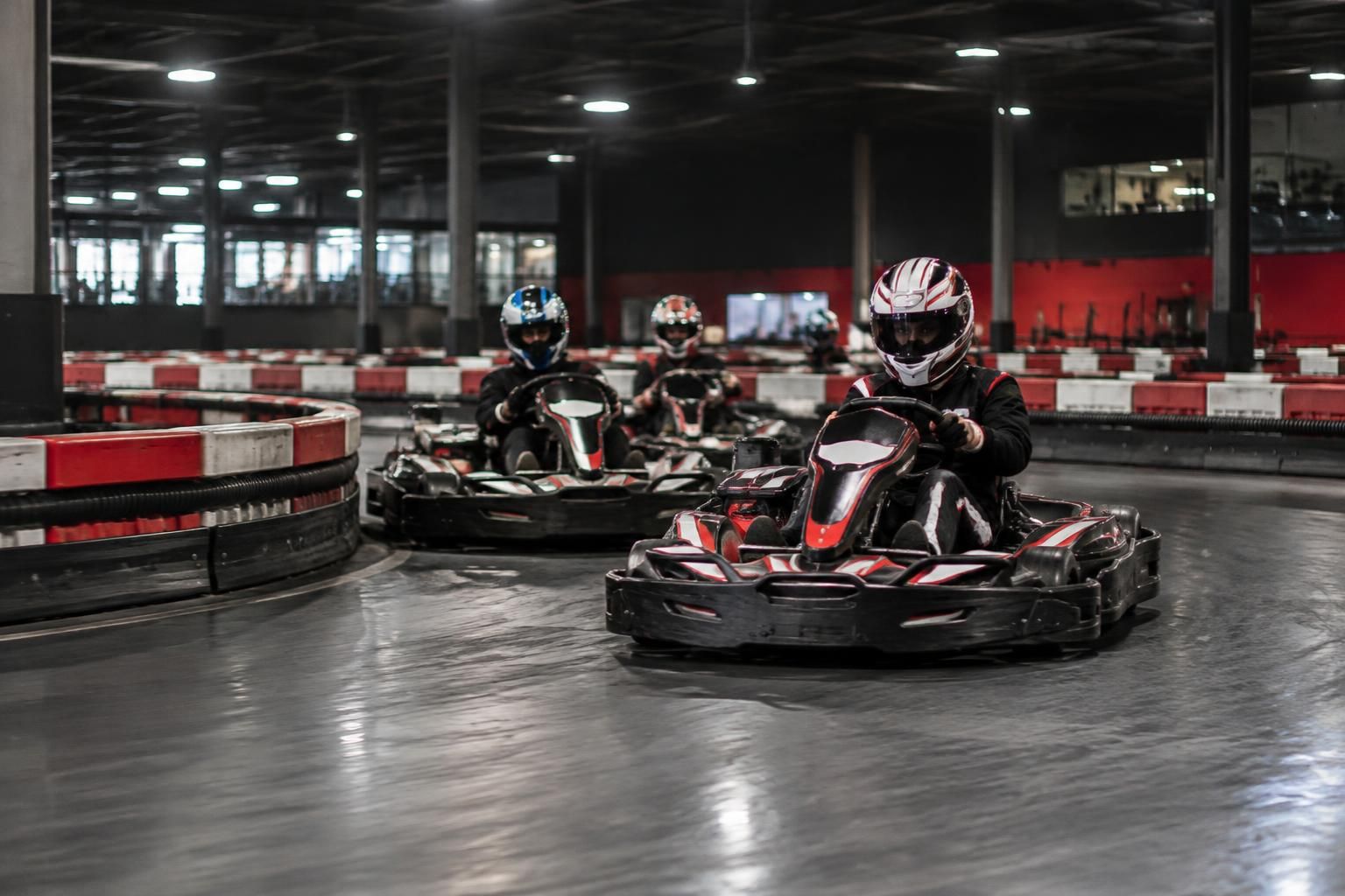 découvrez les circuits de karting à paris, comparez les tarifs et trouvez nos conseils pour choisir la piste idéale selon votre budget et votre niveau.