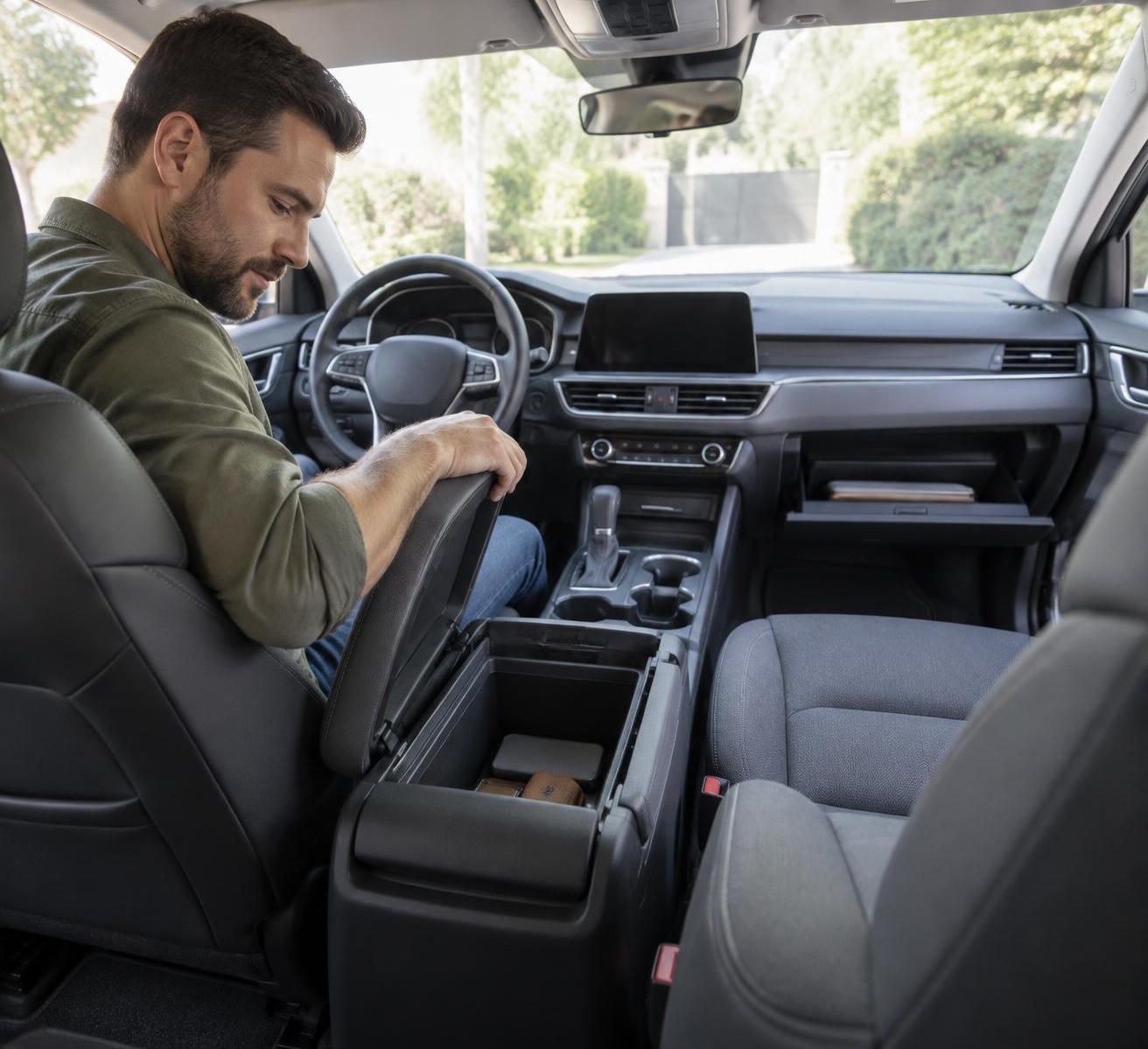 découvrez les accessoires indispensables pour améliorer le confort, optimiser le rangement et mieux organiser l’intérieur de votre voiture.